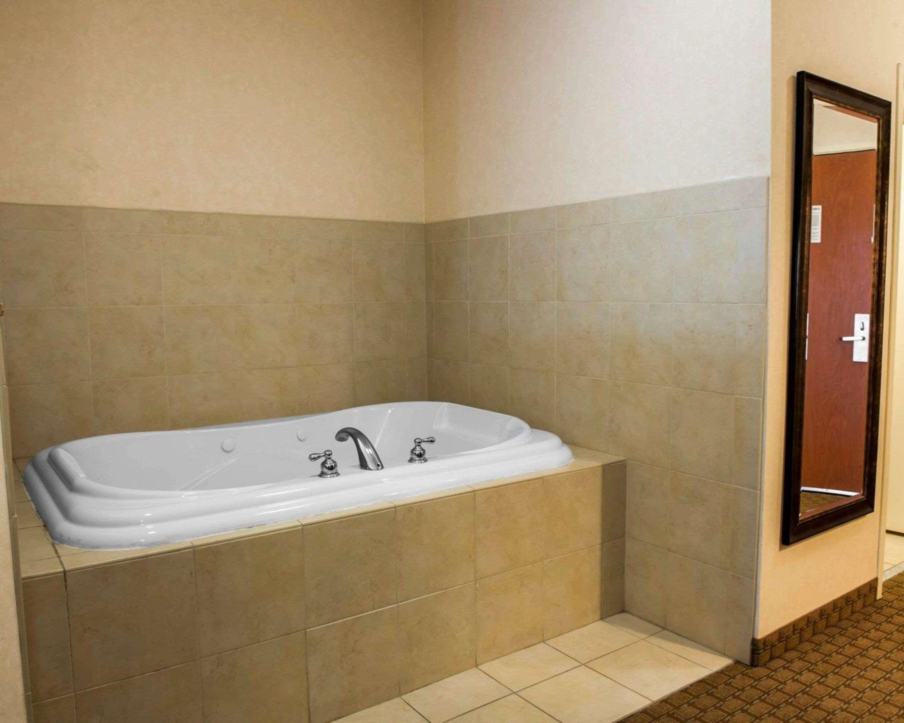Comfort Suites Southport Екстер'єр фото