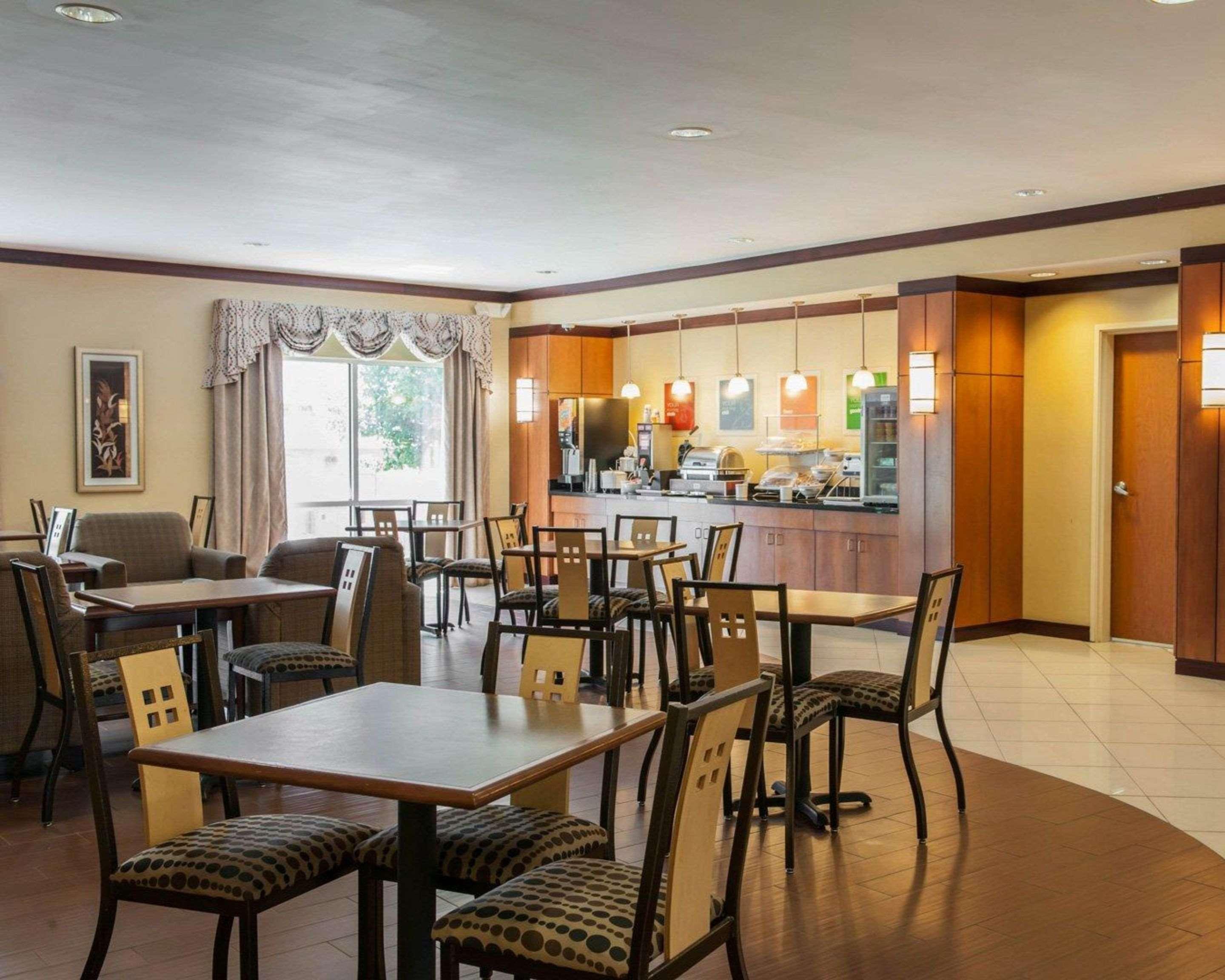 Comfort Suites Southport Екстер'єр фото